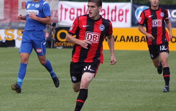 Fanol Perdedaj mit Ball am Fuß während eines Fußballspiels